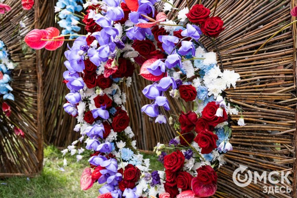Миллион цветов на семейные истории: в Омске открылась "Флора"