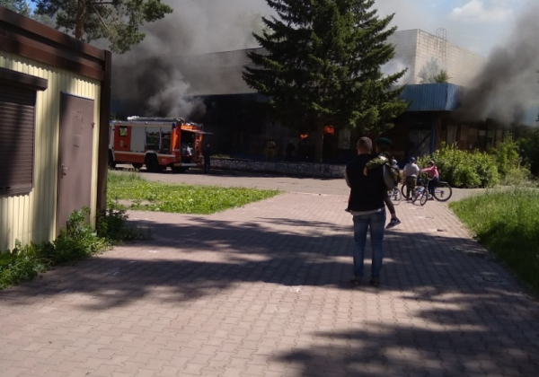 В Амурском поселке вместо снесенного кинотеатра «Сатурн» очередной забор? В Амурском поселке вместо снесенного кинотеатра «Сатурн» очередной забор?