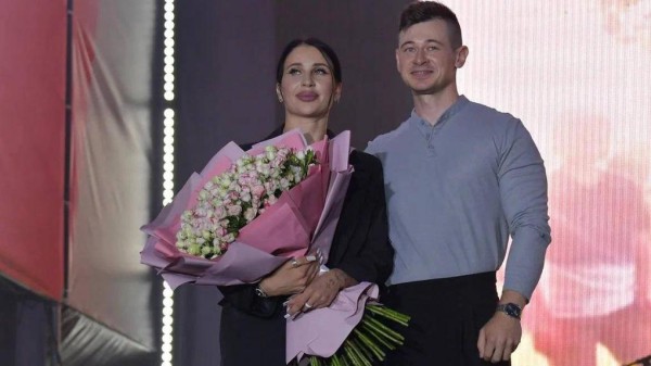 Омич сделал предложение девушке на сцене во время концерта Омич сделал предложение девушке на сцене во время концерта