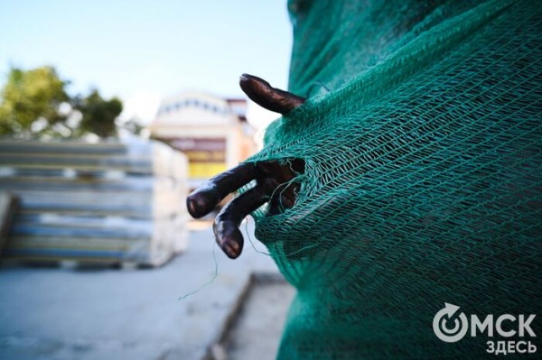 Снова на месте, но пока спрятан: Дон Кихот вернулся к омскому театру вместе с Санчо Панса Снова на месте, но пока спрятан: Дон Кихот вернулся к омскому театру вместе с Санчо Панса