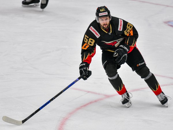 Ягр называл меня Орличек, а Сумманен говорил: "У Орла горячее сердце". Интервью с хоккеистом Евгением Орловым