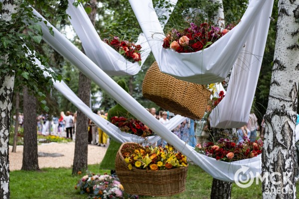 Миллион цветов на семейные истории: в Омске открылась "Флора"