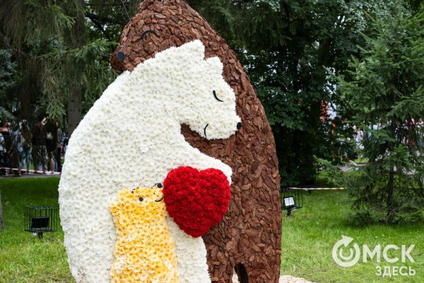 Миллион цветов на семейные истории: в Омске открылась "Флора"