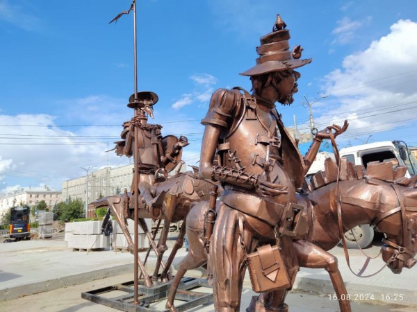 Снова на месте, но пока спрятан: Дон Кихот вернулся к омскому театру вместе с Санчо Панса Снова на месте, но пока спрятан: Дон Кихот вернулся к омскому театру вместе с Санчо Панса