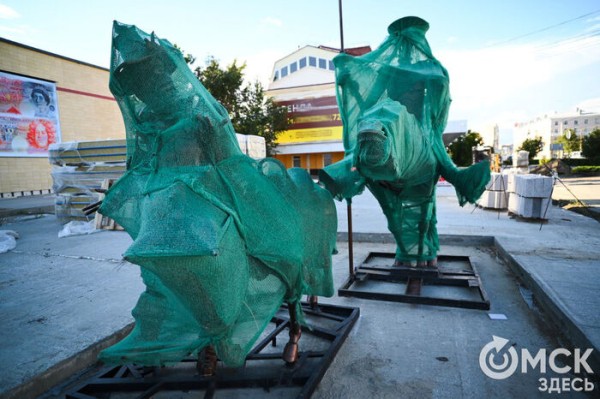 Снова на месте, но пока спрятан: Дон Кихот вернулся к омскому театру вместе с Санчо Панса Снова на месте, но пока спрятан: Дон Кихот вернулся к омскому театру вместе с Санчо Панса