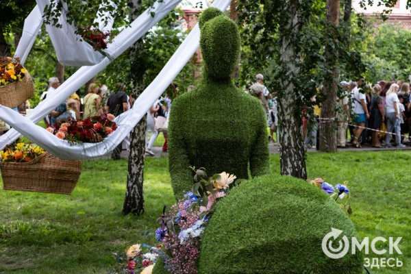 Миллион цветов на семейные истории: в Омске открылась "Флора"