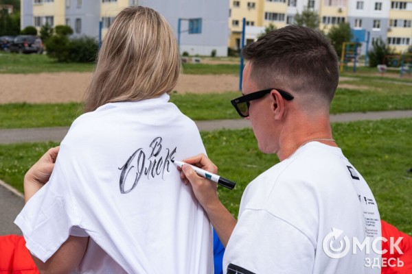 Граффити, птицы и пиксели: чем удивляют художники на фестивале "Омск, ты просто космос!"