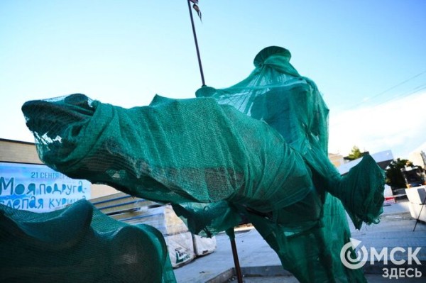 Снова на месте, но пока спрятан: Дон Кихот вернулся к омскому театру вместе с Санчо Панса Снова на месте, но пока спрятан: Дон Кихот вернулся к омскому театру вместе с Санчо Панса