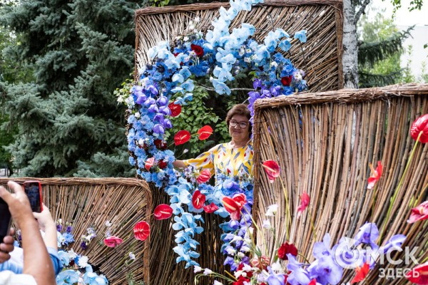 Миллион цветов на семейные истории: в Омске открылась "Флора"