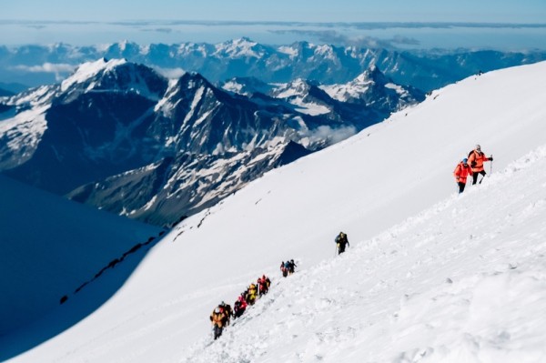 "После достижения цели что-то внутри подстёгивает к новым вершинам", - профессор ОмГТУ Павел Ложников о восхождении на Эльбрус