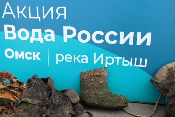 Валенки, рюкзаки и шины. С берега Иртыша вывезли 192 мешка с мусором