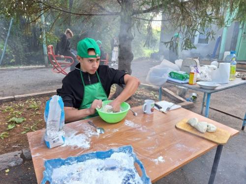 Обработка укусов, остановка кровотечений: юных омичей обучают выживанию в лесу