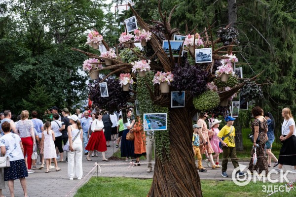 Миллион цветов на семейные истории: в Омске открылась "Флора"