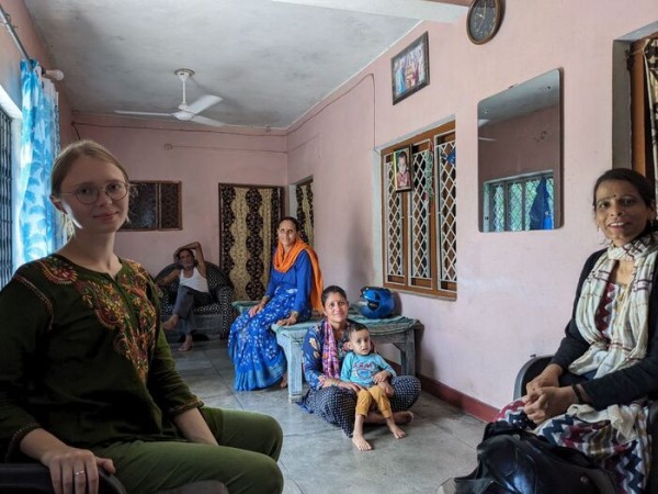 "Круто уехать в джунгли и понять ритм этого места": певица из Омска об опыте волонтёрства в Гималаях