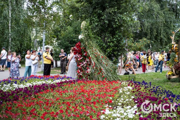 Миллион цветов на семейные истории: в Омске открылась "Флора"