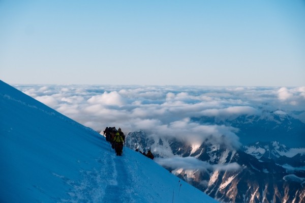 "После достижения цели что-то внутри подстёгивает к новым вершинам", - профессор ОмГТУ Павел Ложников о восхождении на Эльбрус