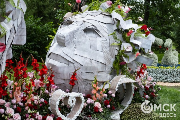 Миллион цветов на семейные истории: в Омске открылась "Флора"