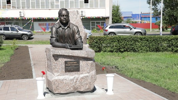 Интеллигентный, талантливый, грамотный. В Омской области открыли памятник певцу сибирского крестьянства Интеллигентный, талантливый, грамотный. В Омской области открыли памятник певцу сибирского крестьянства