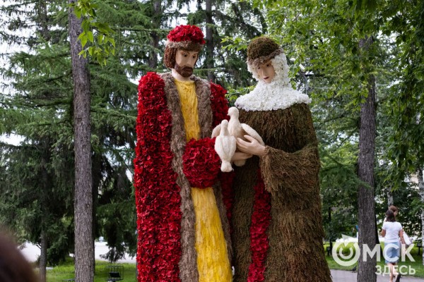 Миллион цветов на семейные истории: в Омске открылась "Флора"