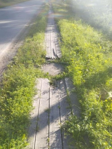 «Раритетные» тротуары в старинной Таре: омичи просят хотя бы менять старые доски