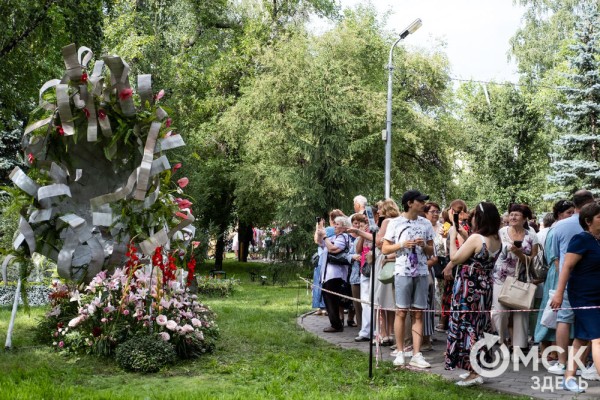 Миллион цветов на семейные истории: в Омске открылась "Флора"