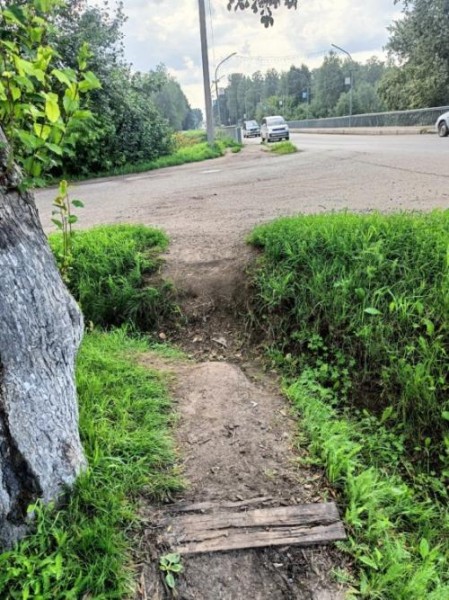 «Раритетные» тротуары в старинной Таре: омичи просят хотя бы менять старые доски