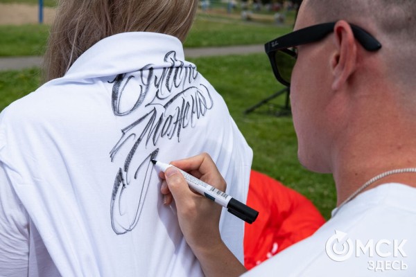 Граффити, птицы и пиксели: чем удивляют художники на фестивале "Омск, ты просто космос!"