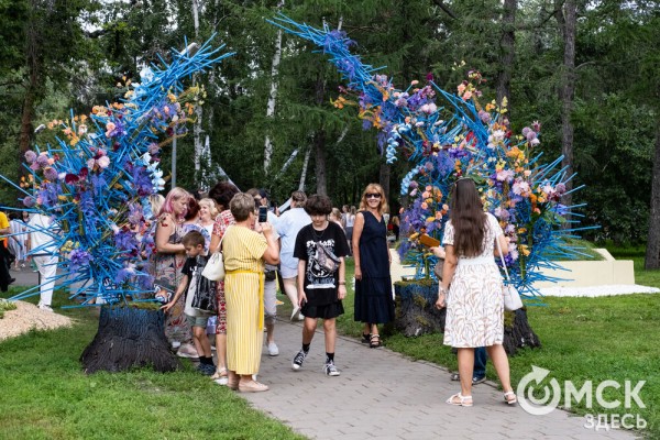 Миллион цветов на семейные истории: в Омске открылась "Флора"