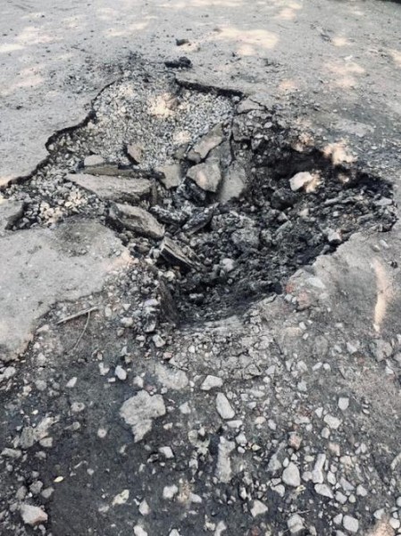 В Центральном округе Омска большегрузы продавили яму на дороге В Центральном округе Омска большегрузы продавили яму на дороге