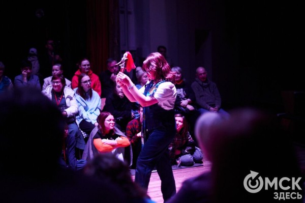 Одного маленького "хм" достаточно. О современном театре и любви к эпатажу в интервью с режиссёром московского театра