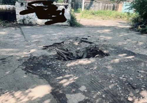 В Центральном округе Омска большегрузы продавили яму на дороге В Центральном округе Омска большегрузы продавили яму на дороге