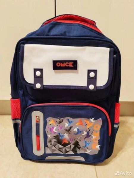 Подаренные первоклассникам в Омске рюкзаки уже «всплывают» на «Авито»