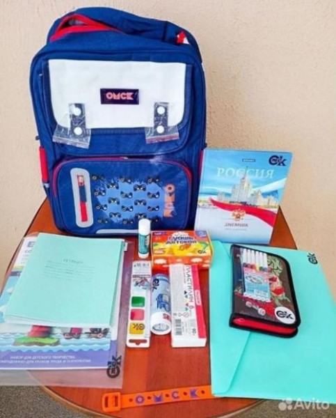 Подаренные первоклассникам в Омске рюкзаки уже «всплывают» на «Авито»