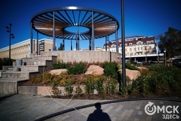 Ротонда, гранитные дорожки, глобус-гигант: в Омске доделали Городской сад Ротонда, гранитные дорожки, глобус-гигант: в Омске доделали Городской сад