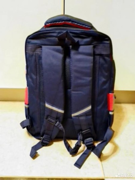 Подаренные первоклассникам в Омске рюкзаки уже «всплывают» на «Авито»