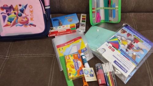 Подаренные первоклассникам в Омске рюкзаки уже «всплывают» на «Авито»