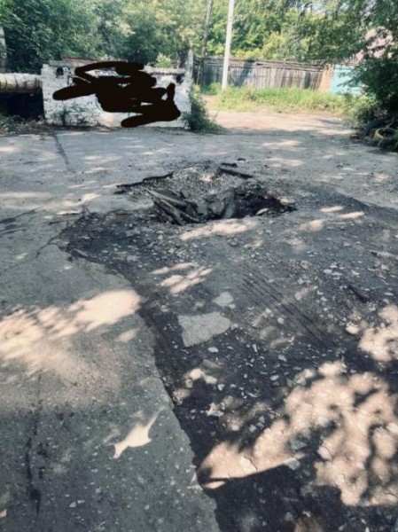 В Центральном округе Омска большегрузы продавили яму на дороге В Центральном округе Омска большегрузы продавили яму на дороге