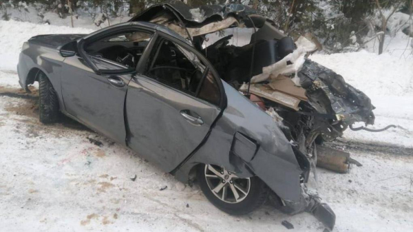 На трассе под Омском в ДТП разорвало машину, погибла девушка На трассе под Омском в ДТП разорвало машину, погибла девушка