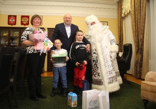 Мэр Шелест у себя в кабинете вручил подарки двум братьям