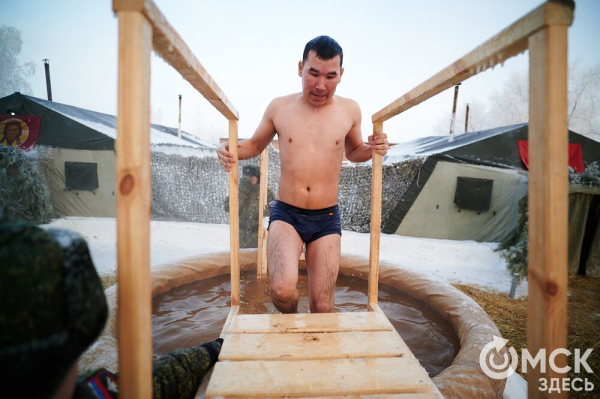 Омичи окунулись на Крещение в искусственные купели
