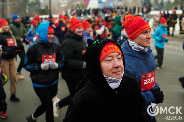 Фоторепортаж: омские бегуны завоевали 10 призовых мест на Рождественском полумарафоне