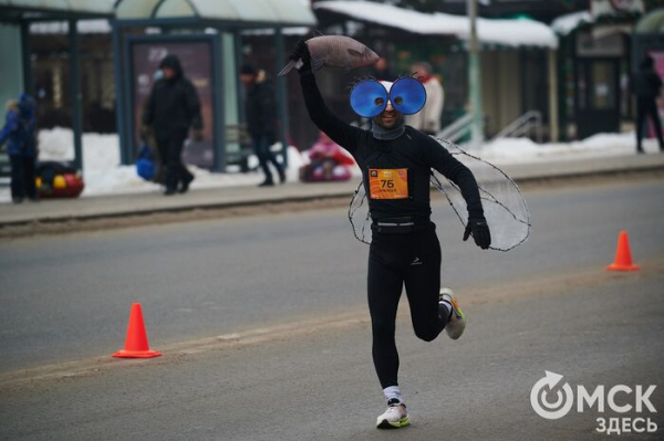 Фоторепортаж: омские бегуны завоевали 10 призовых мест на Рождественском полумарафоне