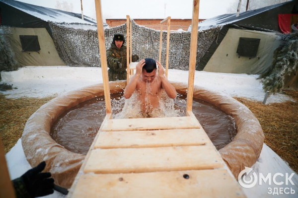 Омичи окунулись на Крещение в искусственные купели