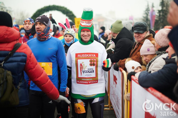 Фоторепортаж: омские бегуны завоевали 10 призовых мест на Рождественском полумарафоне