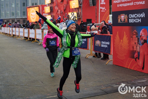 Фоторепортаж: омские бегуны завоевали 10 призовых мест на Рождественском полумарафоне