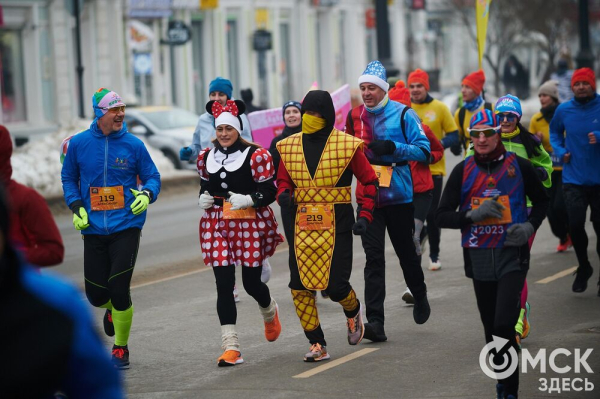 Фоторепортаж: омские бегуны завоевали 10 призовых мест на Рождественском полумарафоне