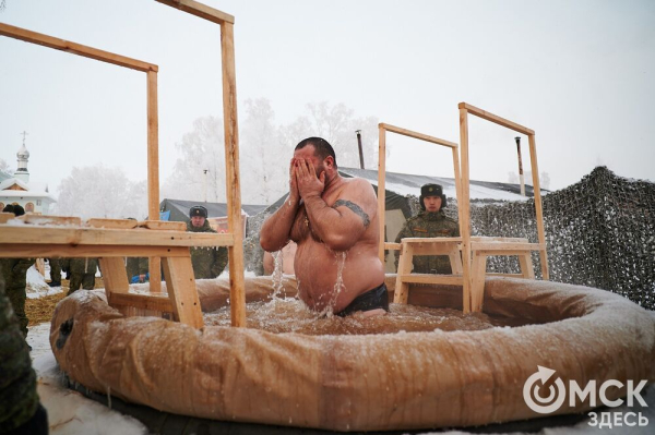 Омичи окунулись на Крещение в искусственные купели