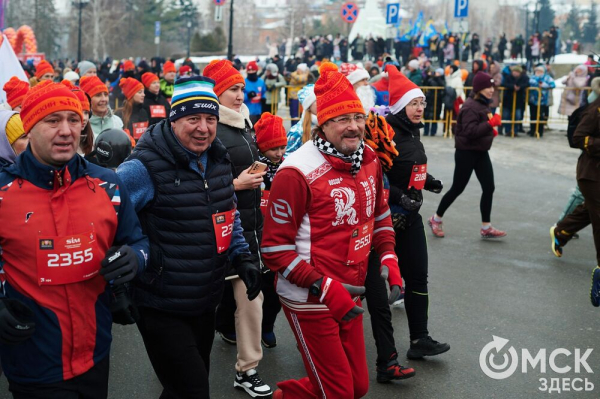 Фоторепортаж: омские бегуны завоевали 10 призовых мест на Рождественском полумарафоне