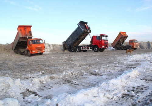 В мэрии Омска намерены поймать нарушителей, сваливающих снег у «Континента» В мэрии Омска намерены поймать нарушителей, сваливающих снег у «Континента»