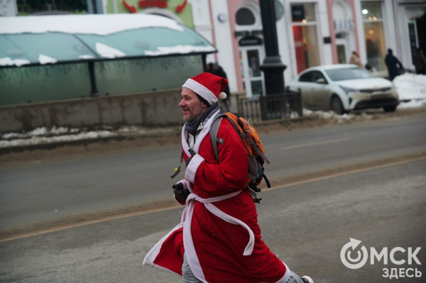 Фоторепортаж: омские бегуны завоевали 10 призовых мест на Рождественском полумарафоне